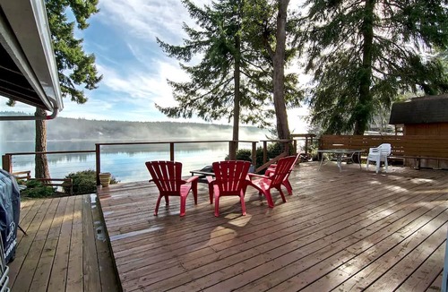 Lakebay Cabin | Amazing Sunrise at Coastal Luxury Cabin Rental on Herron Island with Fire Pit and Paddle Boarding near Olympia, Washington