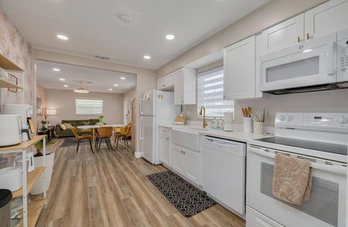 Largo Cottage | Amelia- 2BR Beach Villa with King Bed and Bikes