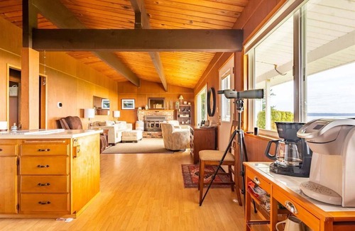 Rollingbay House | An Exciting Salish Escape w/Waterfront View