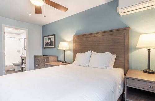 Anaheim Resort Resort | Anaheim | Romantic Disney Retreat | Pool + Parks