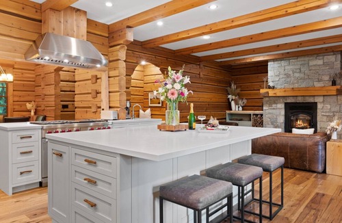 Pemberton Ski Chalet | Ancient Cedars Lodge - Luxury log cabin accommodating up to 10 guests