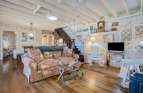 Saugatuck House | Anna's Cottage