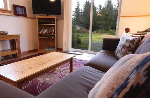 Haines Apartment | Apartment Dolphin House
