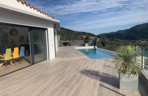 Arles-sur-Tech Villa | Architect-designed villa, heated infinity pool, stunning view, WLAN