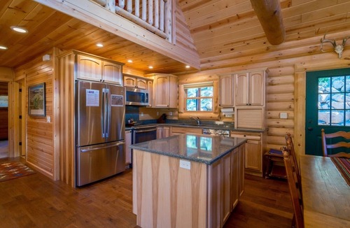 Windcliff Estates House | Armstrong Luxury Log Vacation At Windcliff 4 Bedroom Home by RedAwning