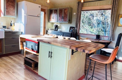 Homer Cabin | Artful and private cabin in Homer- 1 BR, close to town, sleeps four