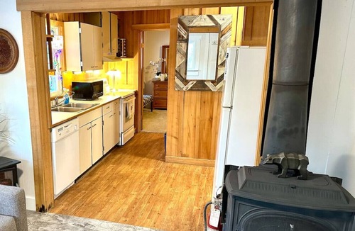 Juneau Cabin | Auke Ridge Retreat - a short walk to the harbor!