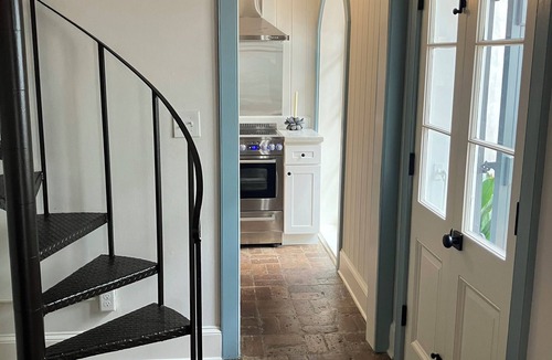 French Quarter Condo | Available for Jazz Fest! Renovated - 1 Bedroom, 1 Bath w/Balcony and Courtyard