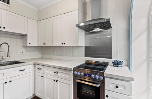 French Quarter Condo | Available for Jazz Fest! Renovated - 1 Bedroom, 1 Bath w/Balcony and Courtyard