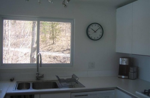 Frontenac Apartment | Awesome Lakefront:2 br modern, c/a, frplace, view