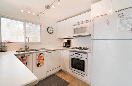 Frontenac Apartment | Awesome Lakefront:2 br modern, c/a, frplace, view