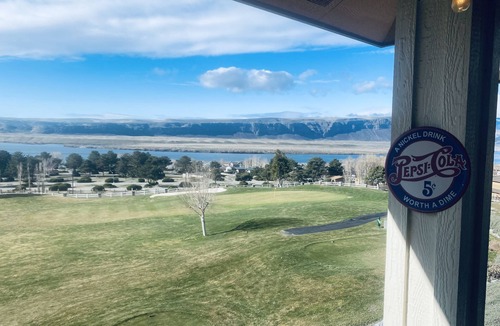 Quincy House | B15-Crescent Bar Condo near Pool/Hot Tub. Golf Course/Columbia River view.