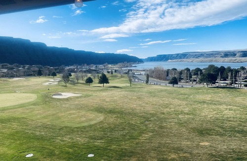 Quincy House | B15-Crescent Bar Condo near Pool/Hot Tub. Golf Course/Columbia River view.