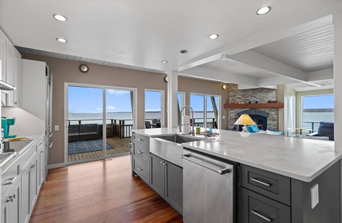 Rollingbay House | Bainbridge Beachfront: Seattle Skyline Views