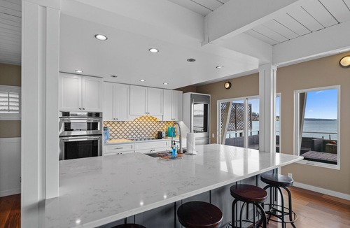 Rollingbay House | Bainbridge Beachfront: Seattle Skyline Views