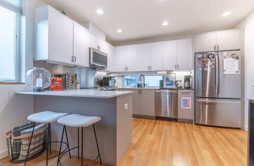 West Woodland Condo | Ballard's Pet-Friendly Mid Century Home + Rooftop Deck