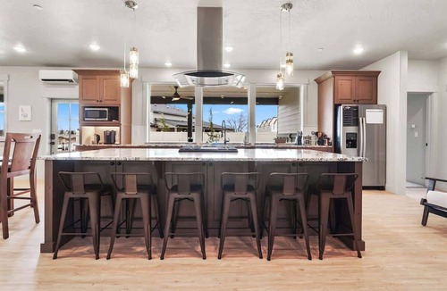 Caldwell House | Barndominium Retreat in Caldwell | Sleeps 14 | RV Bay + Pickleball