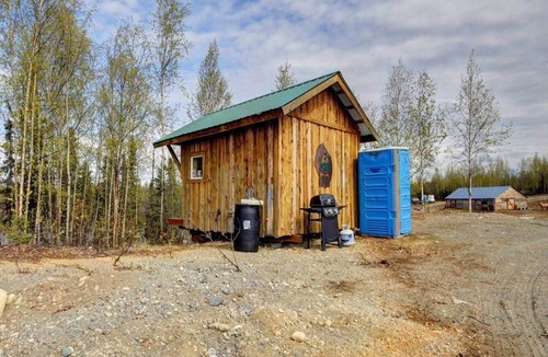 Houston House | Bass Farm: Twin Lakes Couples Dry Cabin