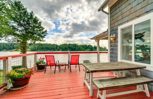 Vaughn House | Bayfront Home w/Private Beach in Vaughn!
