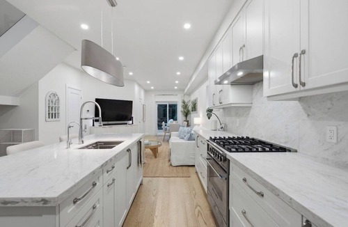 The Beaches House | Beach 2BR plus Loft with Gym, BBQ & Putting Green