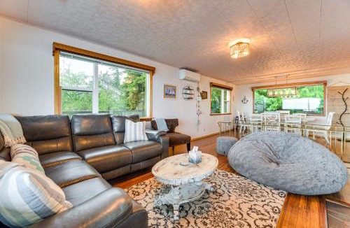 Anderson Island House | Beachfront Anderson Island Escape: Rainier Views!