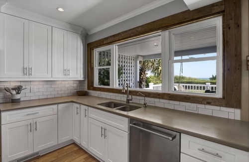 South End House | Beachfront Bliss: Luxe 5BR Home, Ocean Views!
