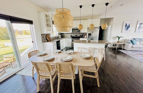 Ferndale House | Beachfront Oasis | Hot Tub + Fire Pit + Playground near Bellingham & Vancouver |