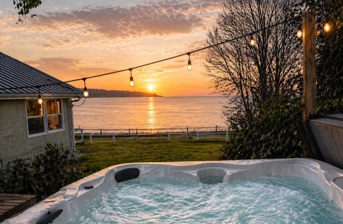 Clinton House | Beachfront Retreat with Hot Tub, Kayaks & Fire pit