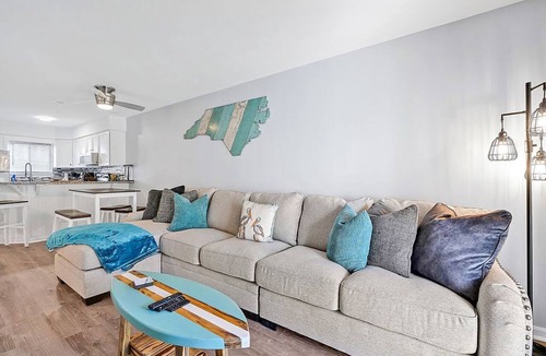 Wilmington Beach Condo | Beachside Breeze Condo w/pool and private beach access