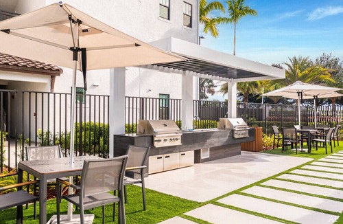 Miramar House | Beautiful 1 bedroom apartment with balcony and resort style pool,gym & parking