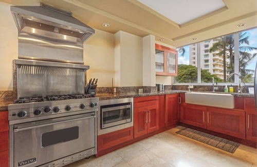 Diamond Head - Kapahulu - St. Louis Condo | Beautiful corner unit on the Gold Coast!