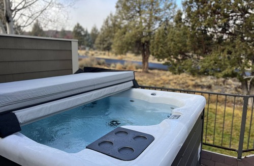 Redmond Condo | Beautiful Eagle Crest Condo, HOT TUB, 2 Bed/2 Bath
