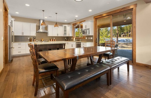 Cle Elum House | Beautiful Golf Course Retreat! Game Room, Hot Tub, Fire Pit, Ping Pong & Wifi