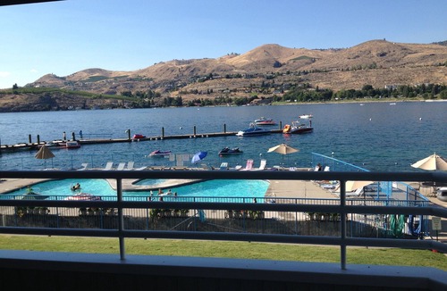 Chelan Condo | Beautiful Lake Chelan Beachfront Condo, Just 3 Blocks From Downtown Chelan