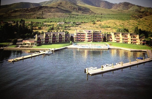 Chelan Condo | Beautiful Lake Chelan Beachfront Condo, Just 3 Blocks From Downtown Chelan