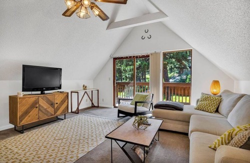 Woodland Park House | Beautiful mountain getaway with hot tub!