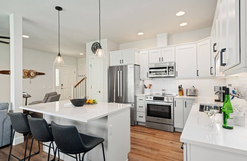 Quincy Condo | Beautifully Updated Crescent Bar Condo FREE GOLF