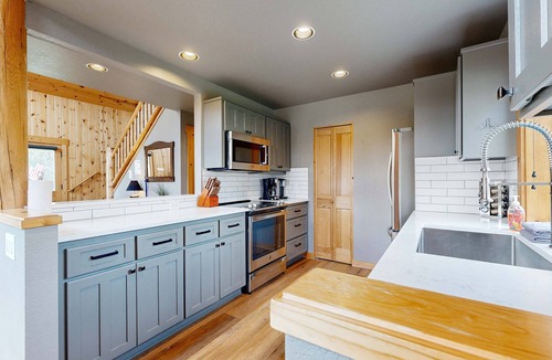Redmond Ski Chalet | Beautifully updated, golf-course-front chalet with deck, pools, hot tubs & gyms
