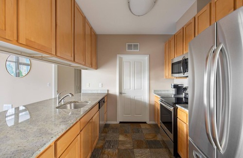 Northwest Bellevue Apartment | Bellevue Designer 1BD Plus Den 1BA Apartment