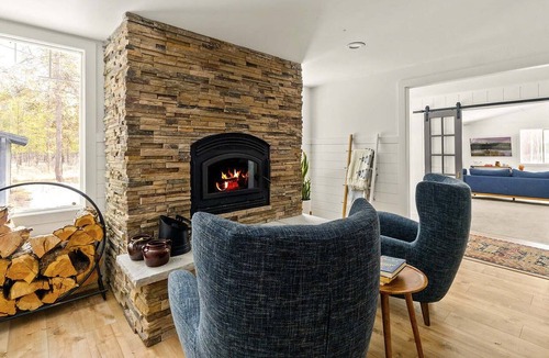 Three Rivers Cottage | Bend Getaway w/ Deck, Grill & Hot Tub on 10 Acres!