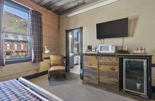 Silverton Hotel | Benson Lodge Room -2