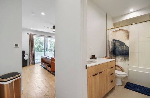 Berkeley House | Berkeley Flat | Walk to Tennyson | Balcony