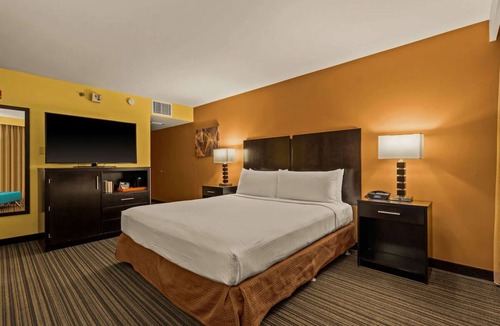 Western Honolulu Hotel | Best Western The Plaza | Standard Room, 1 King Bed | Free Breakfast