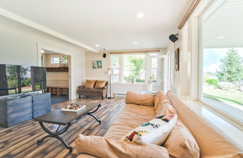 Kingston House | Big Beachfront Home. Walk to Ferry or Town, Kayak, Crab, Relax---NO CLEANING FEE