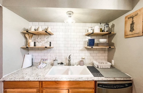 Colorado Springs House | Blue Barn West Side Getaway mins to center, trails