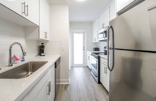 Boca Raton Apartment | Boca Waterfront Walk to Beach Pool & Hot Tub Gym Parking