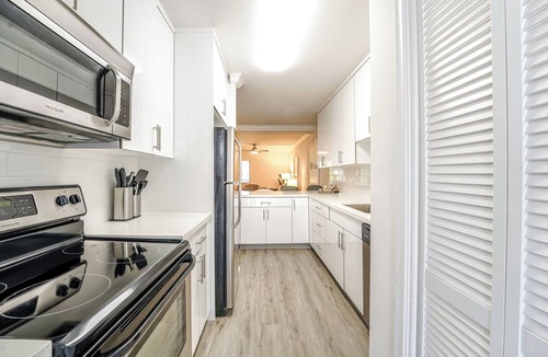 Boca Raton Apartment | Boca Waterfront Walk to Beach Pool & Hot Tub Gym Parking
