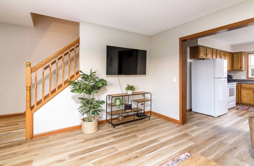 Homerville Apartment | Boho Bungalow- bright, 2-bed condo/outdoor space