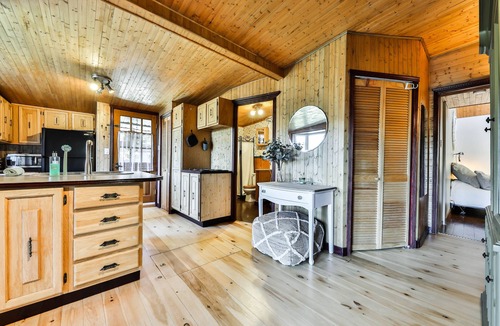 Rawdon Ski Chalet | 🌿 Boho-rustic retreat in nature with panoramic lakefront & mountain views