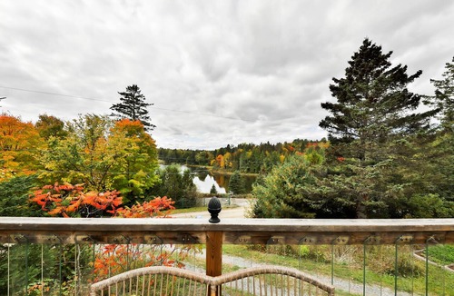 Rawdon Ski Chalet | 🌿 Boho-rustic retreat in nature with panoramic lakefront & mountain views
